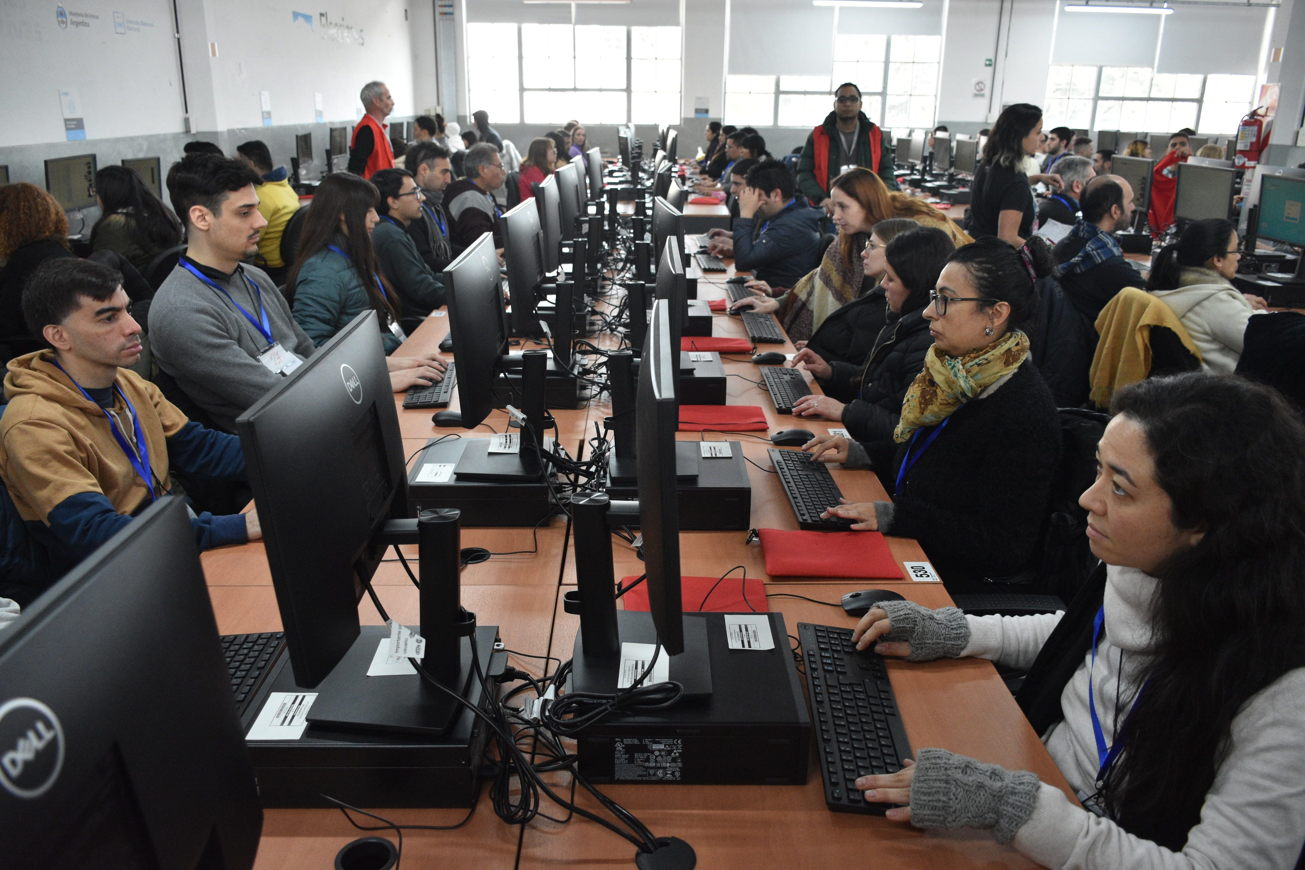 El simulacro del escrutinio con los digitadores en plena tarea de la carga de telegramas
