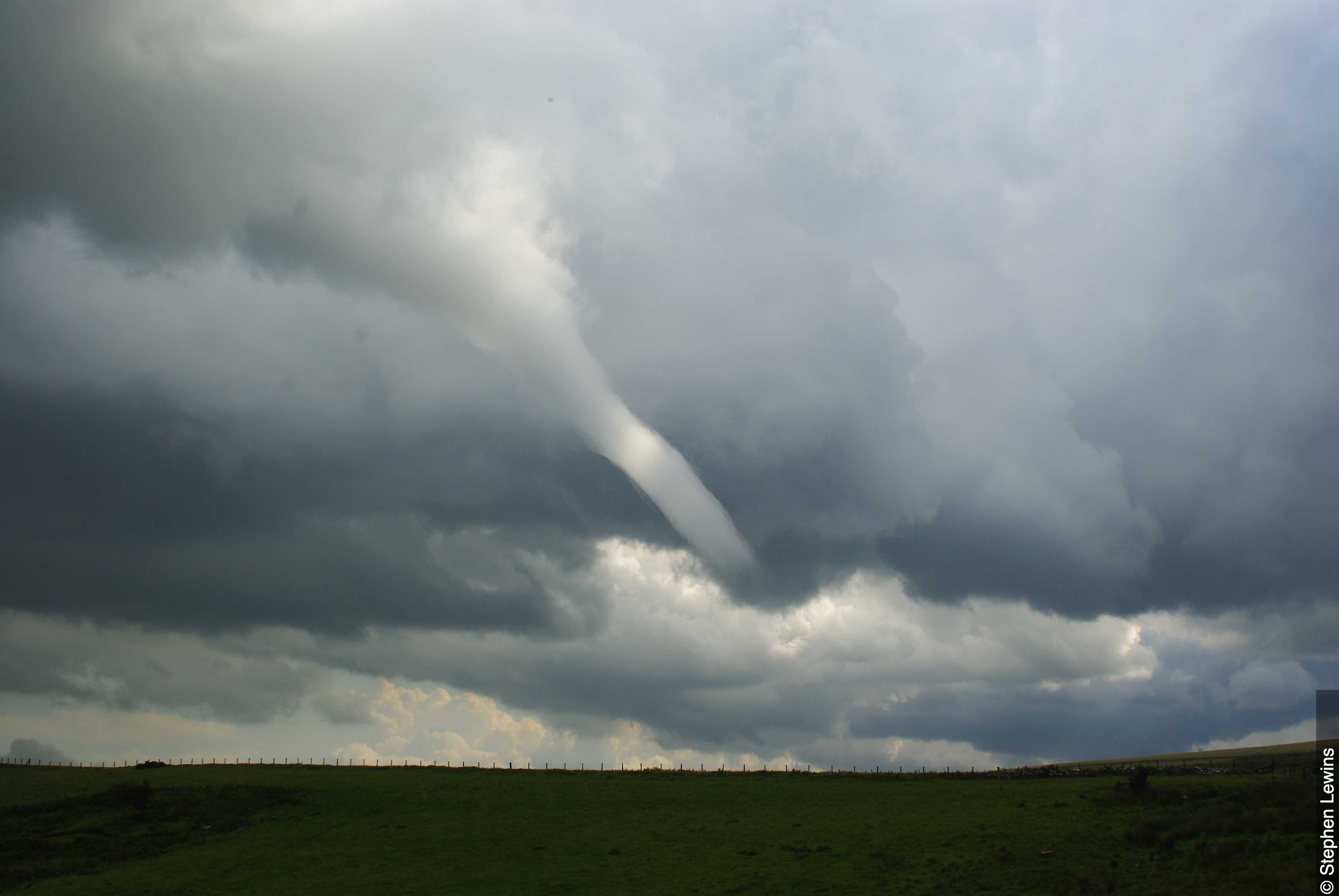 La nube de embudo o, excepcionalmente, tornado pequeño y relativamente débil que puede originarse a partir de un chubasco o tormenta cuando el aire en altitud es inusualmente frío. (Organización Metereológica Mundial)