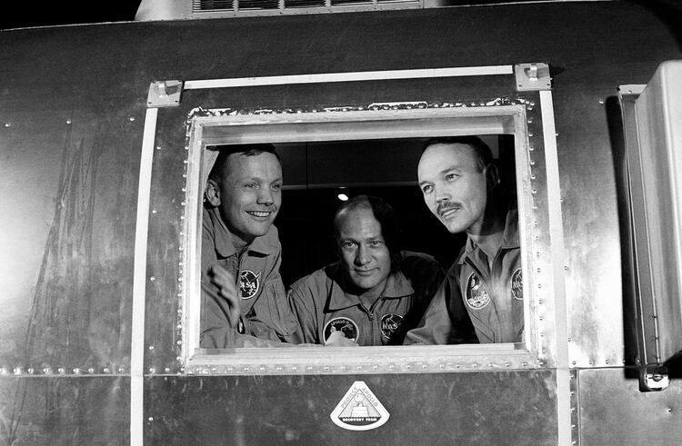 Neil Armstrong, Buzz Aldrin and Michael Collins, en el vehículo en el que pasaron su cuarentena en Houston tras su regreso de la Luna (AP Photo)