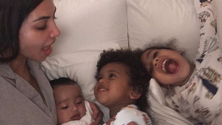Kim Kardashian con sus tres hijos