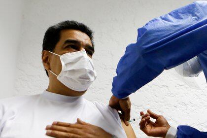 El dictador Nicolás Maduro recibe su dosis de Sputnik V el pasado 6 de marzo. Es uno de los pocos venezolanos que recibió la vacuna contra el COVID-19 en Venezuela (Reuters)