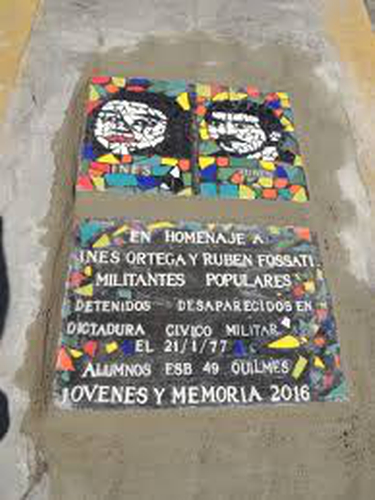 La baldosa que recuerda a Inés Beatriz Ortega y Rubén Leonardo Fossati en el lugar del secuestro