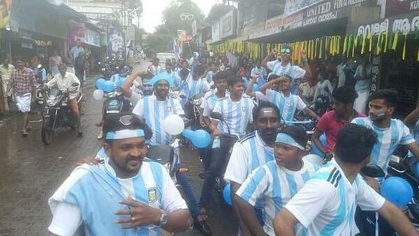 La caravana de hinchas de la selección argentina por las calles de la India