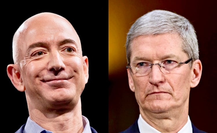 Jeff Bezos, fundador y director ejecutivo de Amazon y Tim Cook, director ejecutivo de Apple