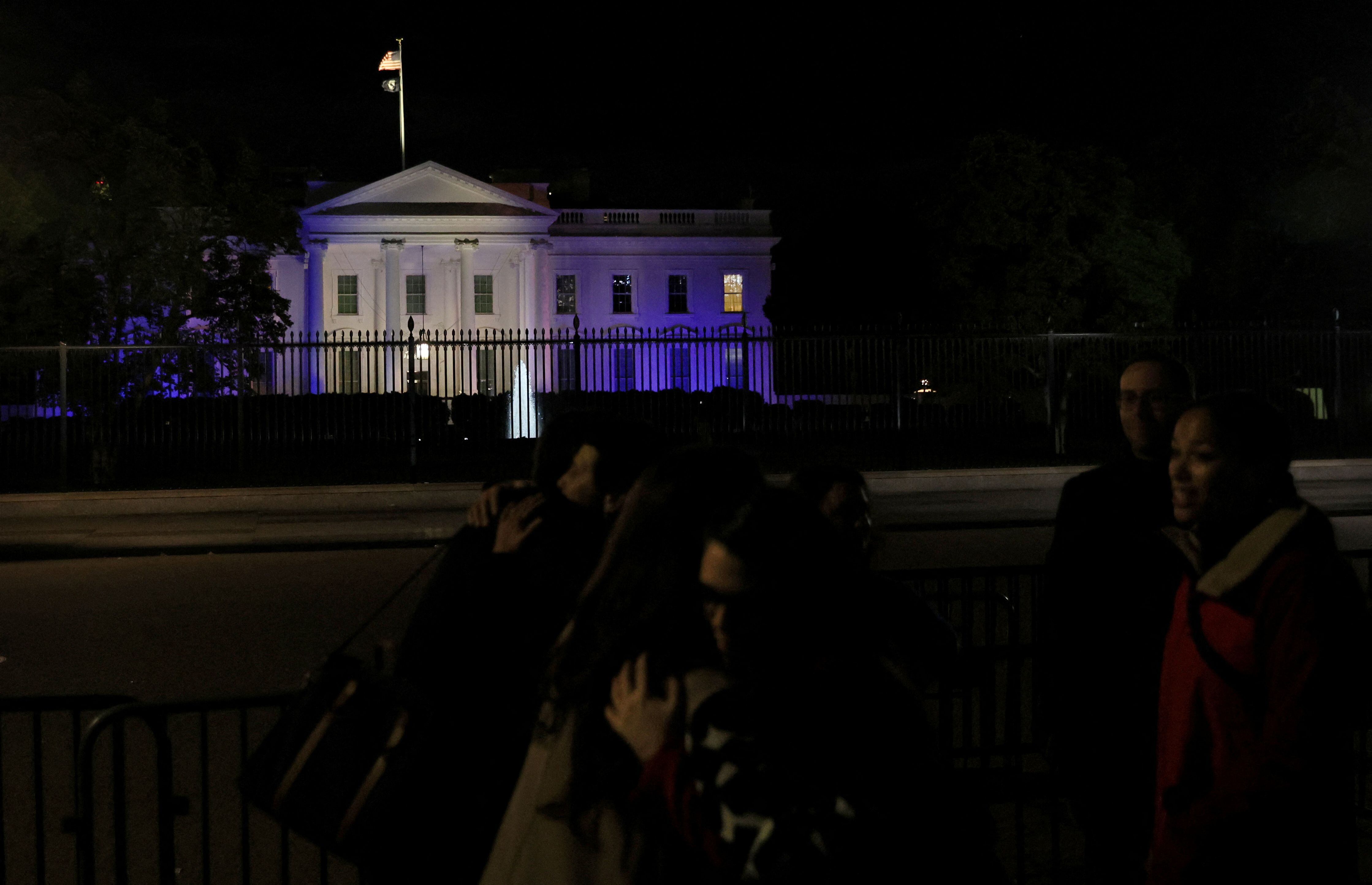 La fachada de la residencia presidencial estadounidense, en Washington, quedó iluminada de azul y blanco. (REUTERS/Leah Millis)