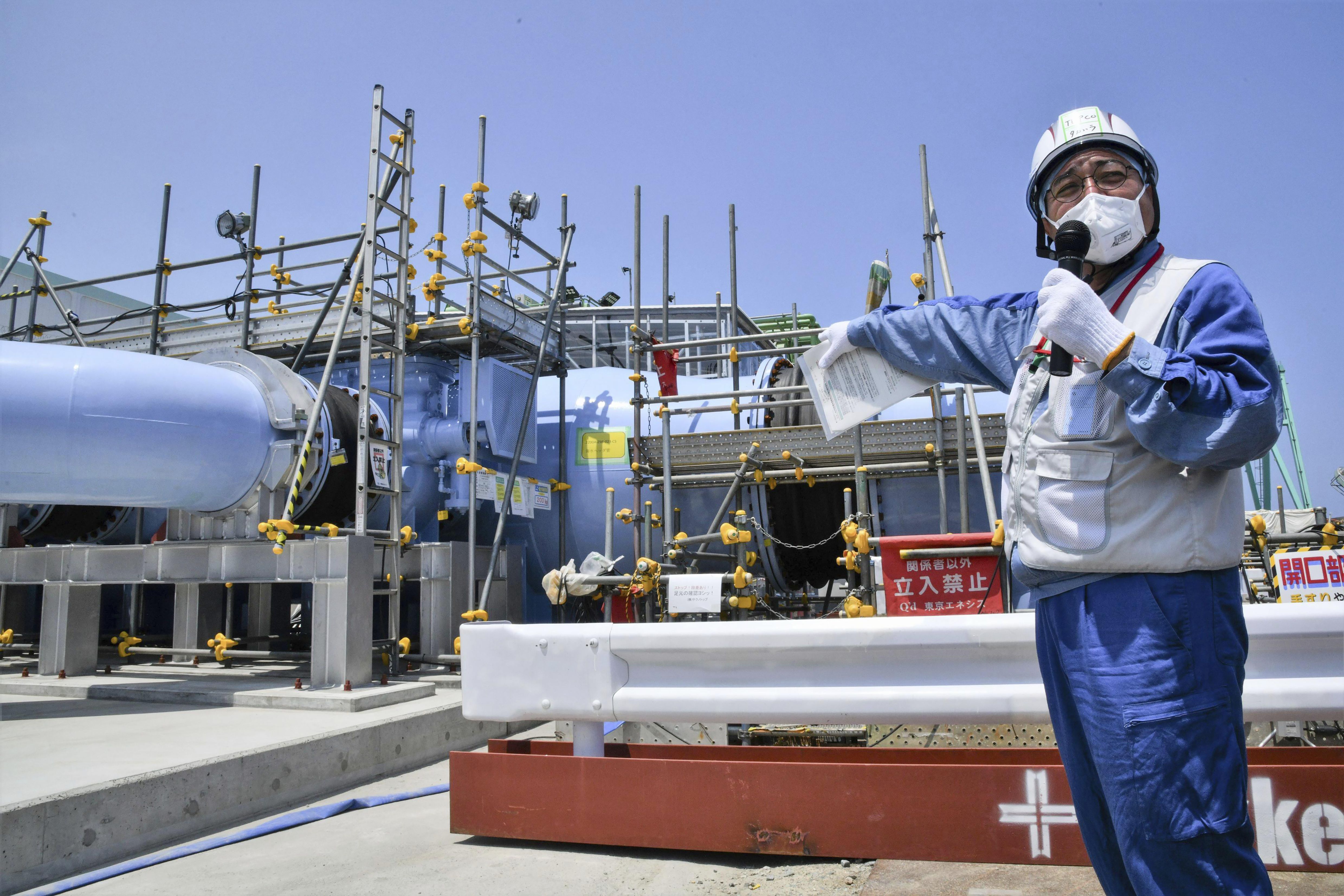 Un empleado de Tokyo Electric Power Company en las instalaciones que se utilizarán para liberar agua radiactiva tratada en la central nuclear de Fukushima Daiichi (Kyodo News via AP, Archivo)