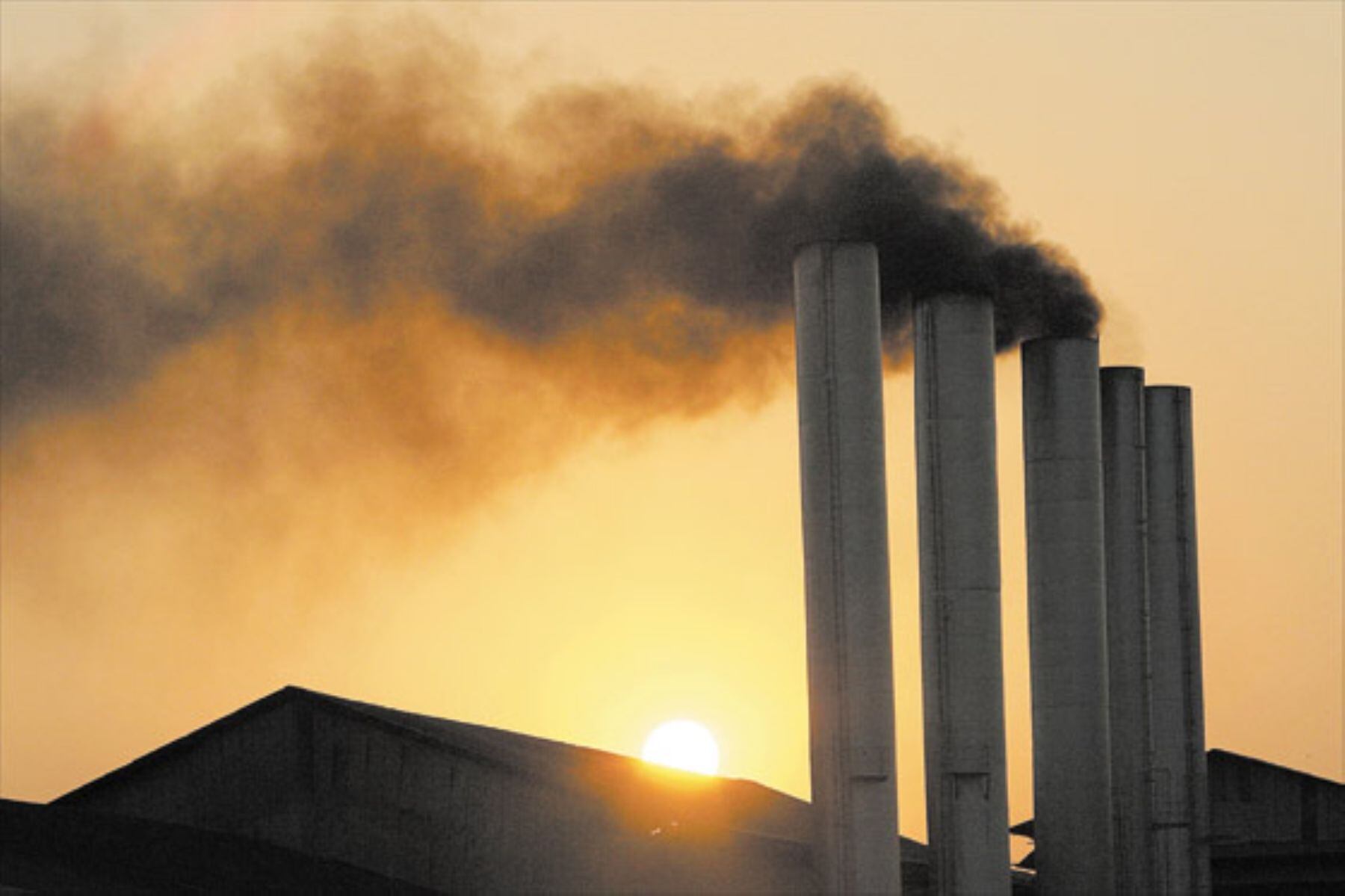 Los combustibles fósiles, a pesar de ser la principal causa del cambio climático, han disfrutado de un estatus protegido en la economía global durante demasiado tiempo. (AFP)