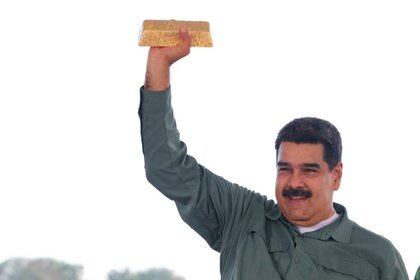 Nicolás Maduro sostiene una barra de oro durante una reunión con representantes del sector minero en Puerto Ordaz, Venezuela (Reuters)
