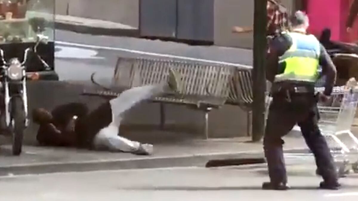 Resultado de imagen para El video del momento en que el agresor de Melbourne intenta acuchillar a tres policÃ­as y le disparan