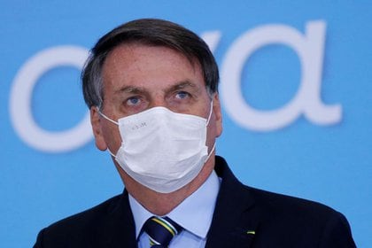 Imagen de archivo del presidente de Brasil, Jair Bolsonaro, usando una mascarilla durante la ceremonia de lanzamiento del Plan de Cosecha 2020/2021 para el sector agrícola, en Brasilia, Brasil. 17 de junio, 2020. REUTERS/Adriano Machado