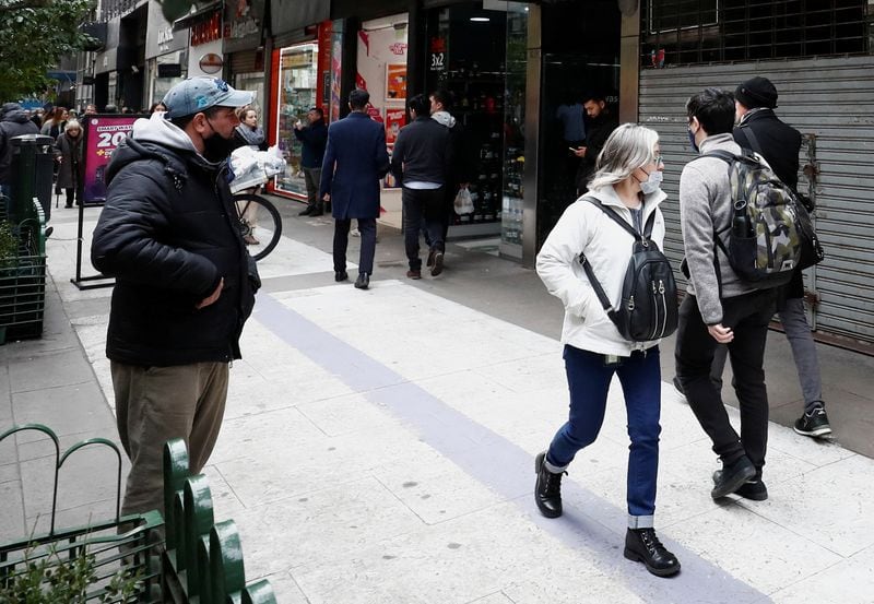Un hombre que cambia dólares en el mercado negro conocido como "arbolito" trabaja en Buenos Aires, Argentina, el 4 de julio de 2022. REUTERS/Agustin Marcarian