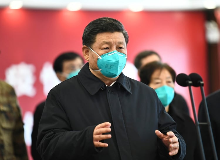 En esta foto publicada por la Agencia de Noticias Xinhua, el jefe del régimen chino Xi Jinping habla en video con pacientes y trabajadores médicos en el Hospital Huoshenshan en Wuhan, en la provincia central de Hubei, China, el martes 10 de marzo de 2020 (AP)