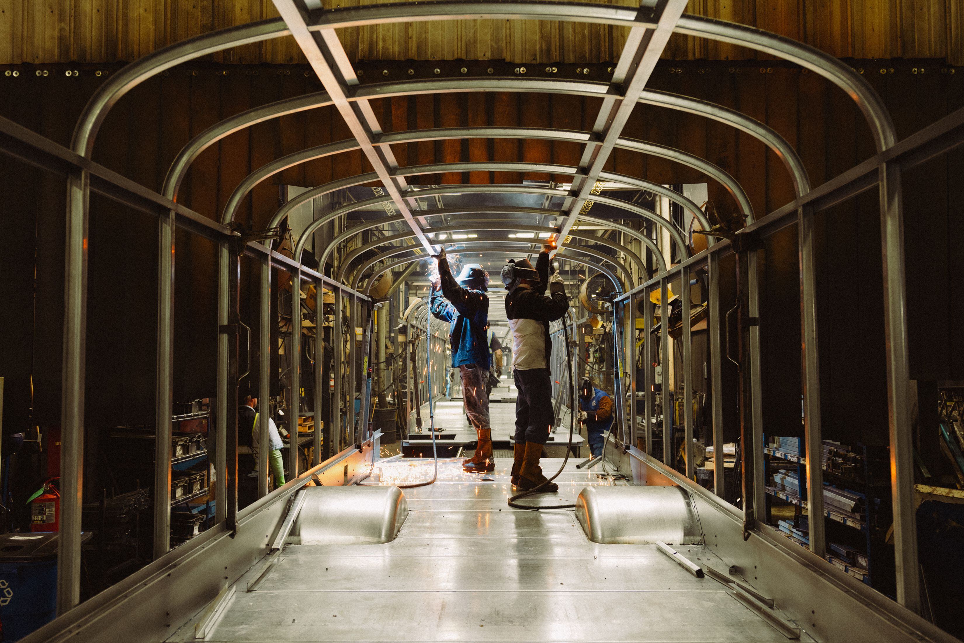 Trabajadores ensamblan un autobús escolar eléctrico en la planta de fabricación de IC Bus en Tulsa