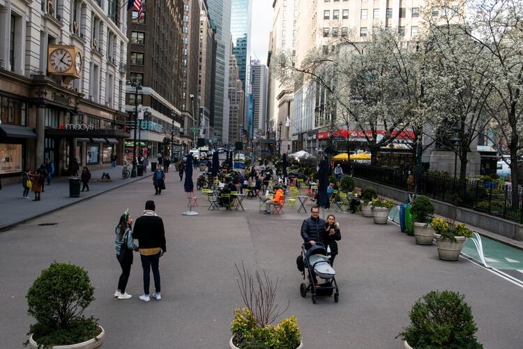 Muy poca gente se observa caminando por las calles de Nueva York (REUTERS/Eduardo Munoz)