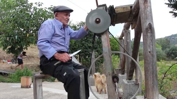 Una persona mayor del sur de Italia trabajando desde su hogar