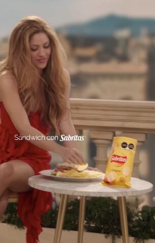 Shakira podría estar ganando aproximadamente entre 3 y 5 millones de dólares por la publicidad de una marca de papas. Foto: @papassabritas/Instagram