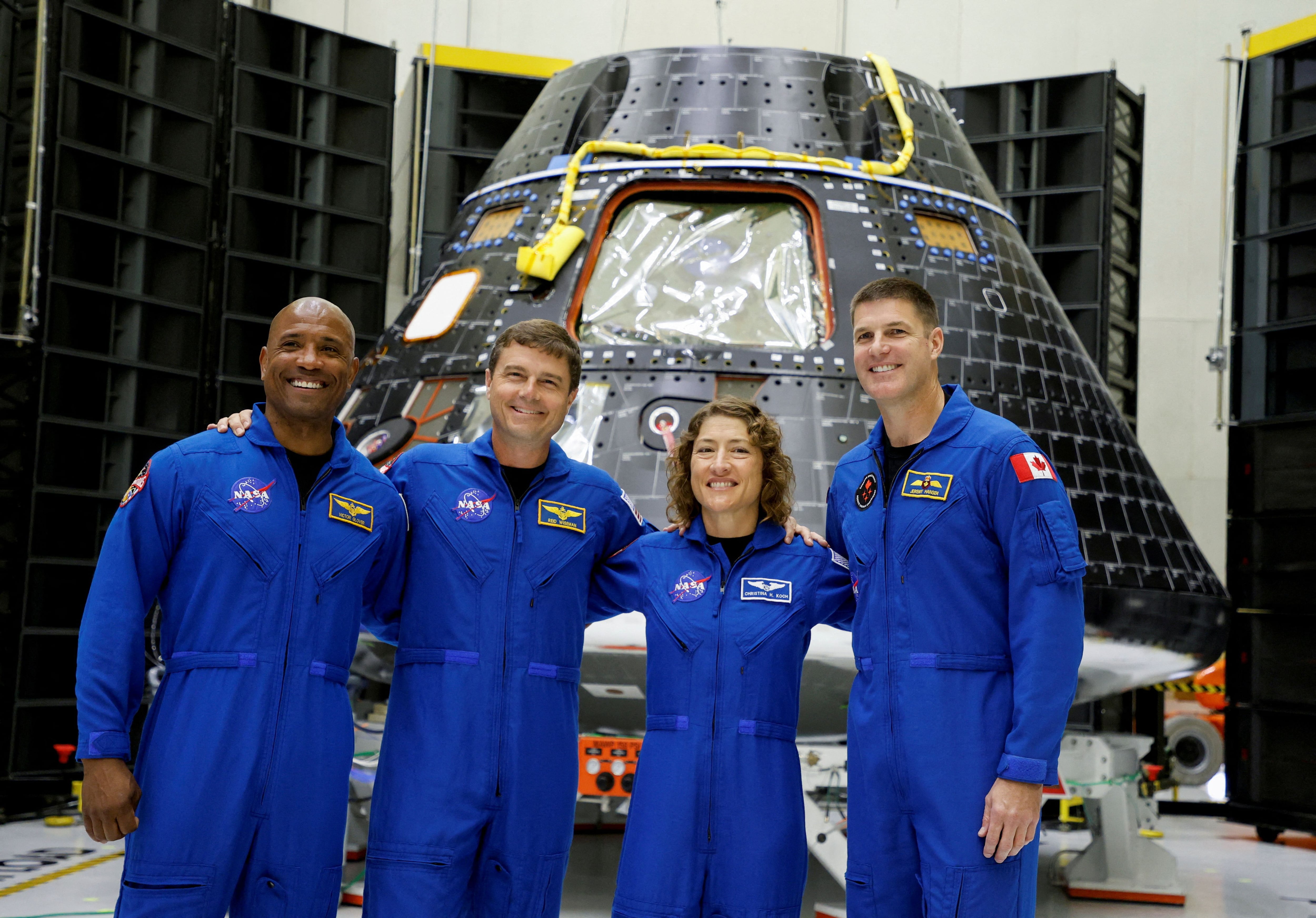 Los astronautas estadounidenses Christina Koch, Victor Glover y Reid Wiseman y el canadiense Jeremy Hansen viajarán a la Luna en 2024 (REUTERS/Joe Skipper)