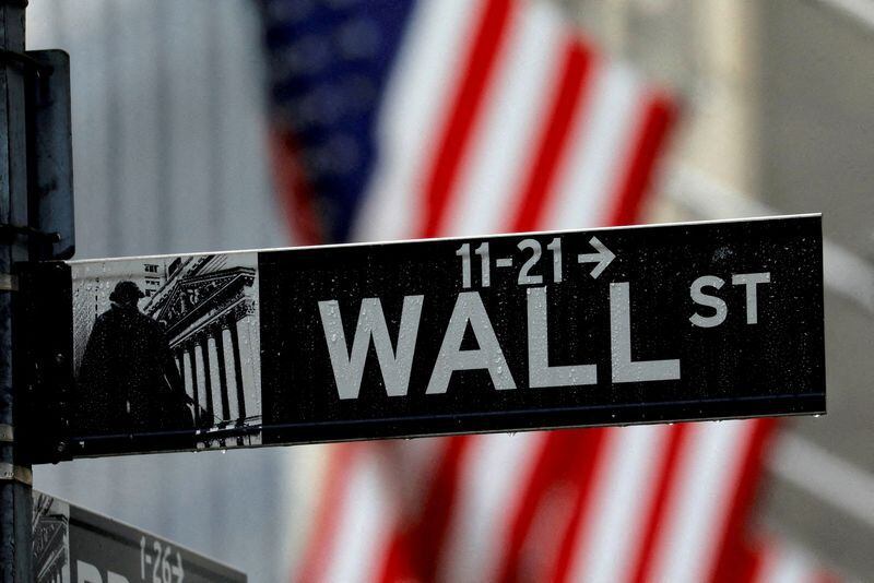 Un cartel de Wall Street fuera de la Bolsa de Nueva York, en Manhattan (REUTERS/Mike Segar/Archivo)