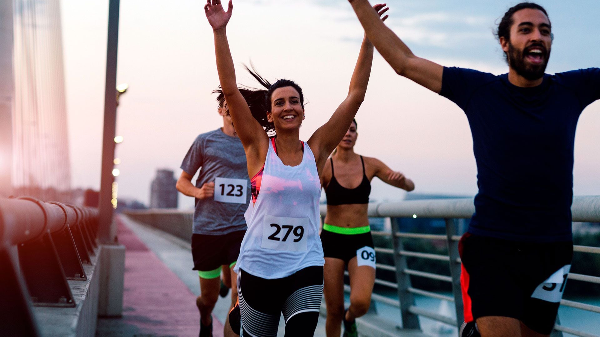Correr con amigos o en un equipo de running hace más placentero el entrenamiento (Getty) 