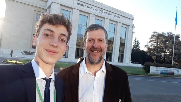 Kurt y su padre Alejandro Ottosen en la sede de las Naciones Unidas en la ciudad suiza de Ginebra