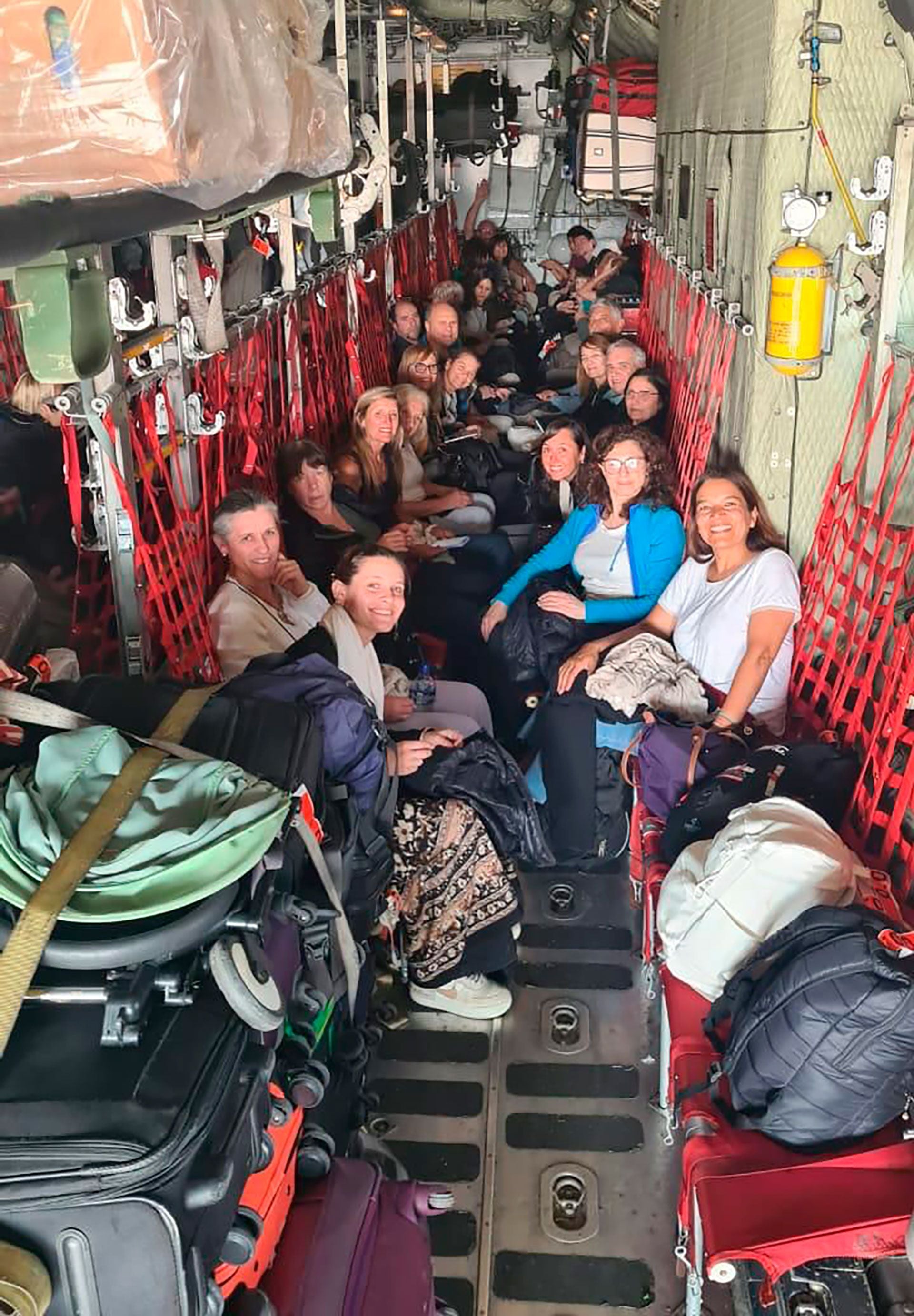 El primer contingente de ciudadanos argentinos adentro del avión, ya en vuelo hacia Roma