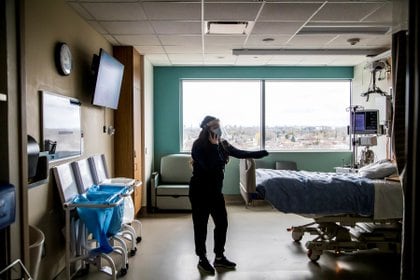 La investigación, basada en registros de pacientes en el sistema de salud del Departamento de Asuntos de Veteranos, también encontró que los sobrevivientes de COVID-19 no hospitalizados tenían un 20 por ciento más de probabilidades de necesitar atención médica ambulatoria (REUTERS)