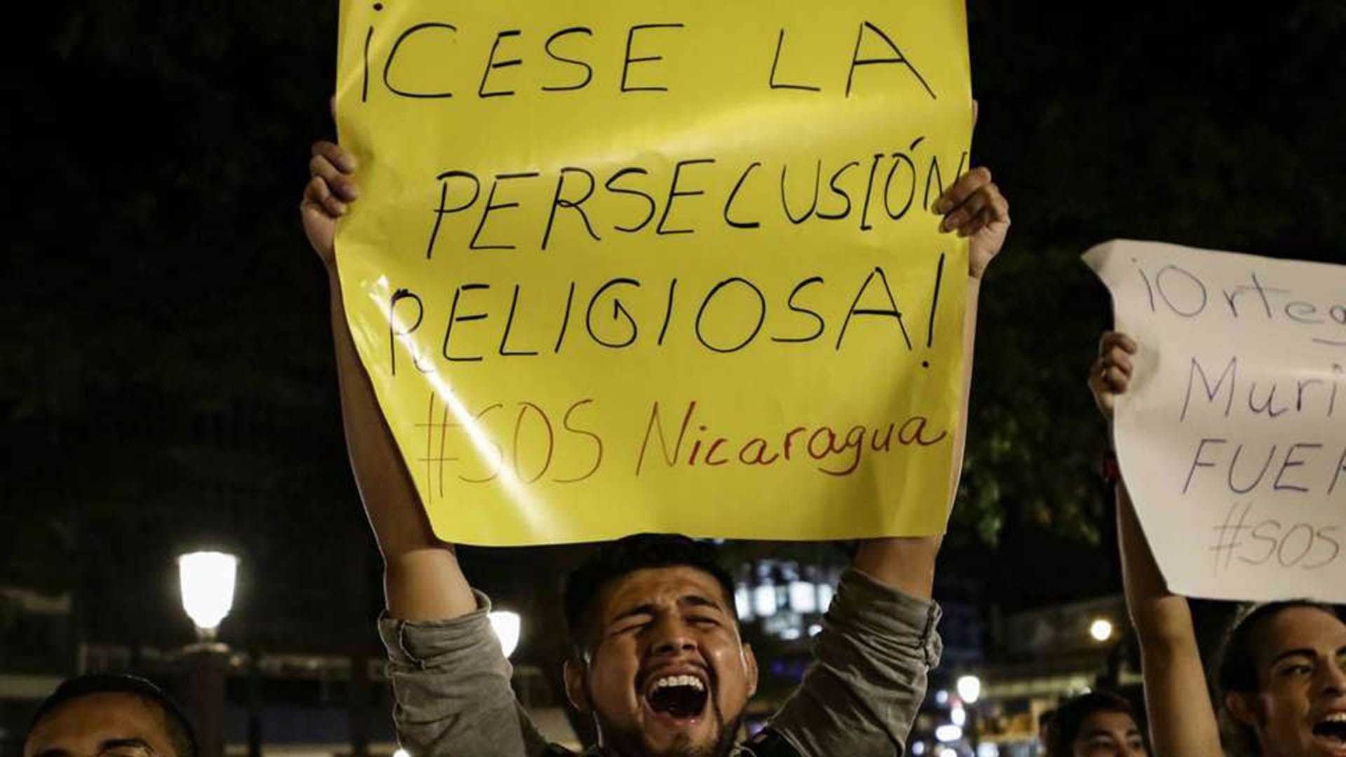 Un hombre protesta contra la persecución en Nicaragua