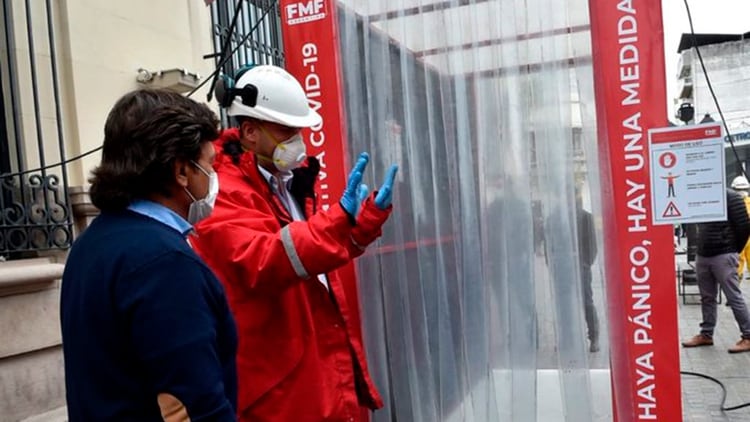 El gobernador de Salta, Gustavo Sáenz, en la inauguración de un túnel desinfectante (@GustavoSaenzOK)