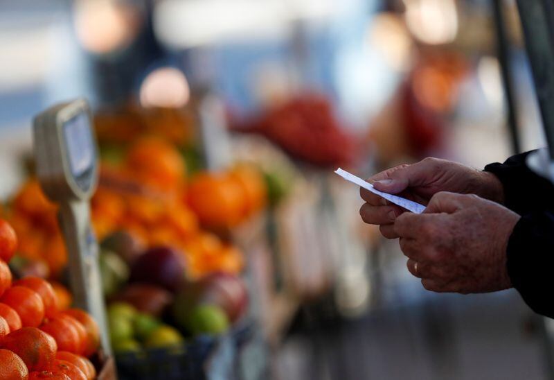 Un cliente tiene una lista en verdulería en un mercado callejero, en Buenos Aires (REUTERS/Agustin Marcarian)