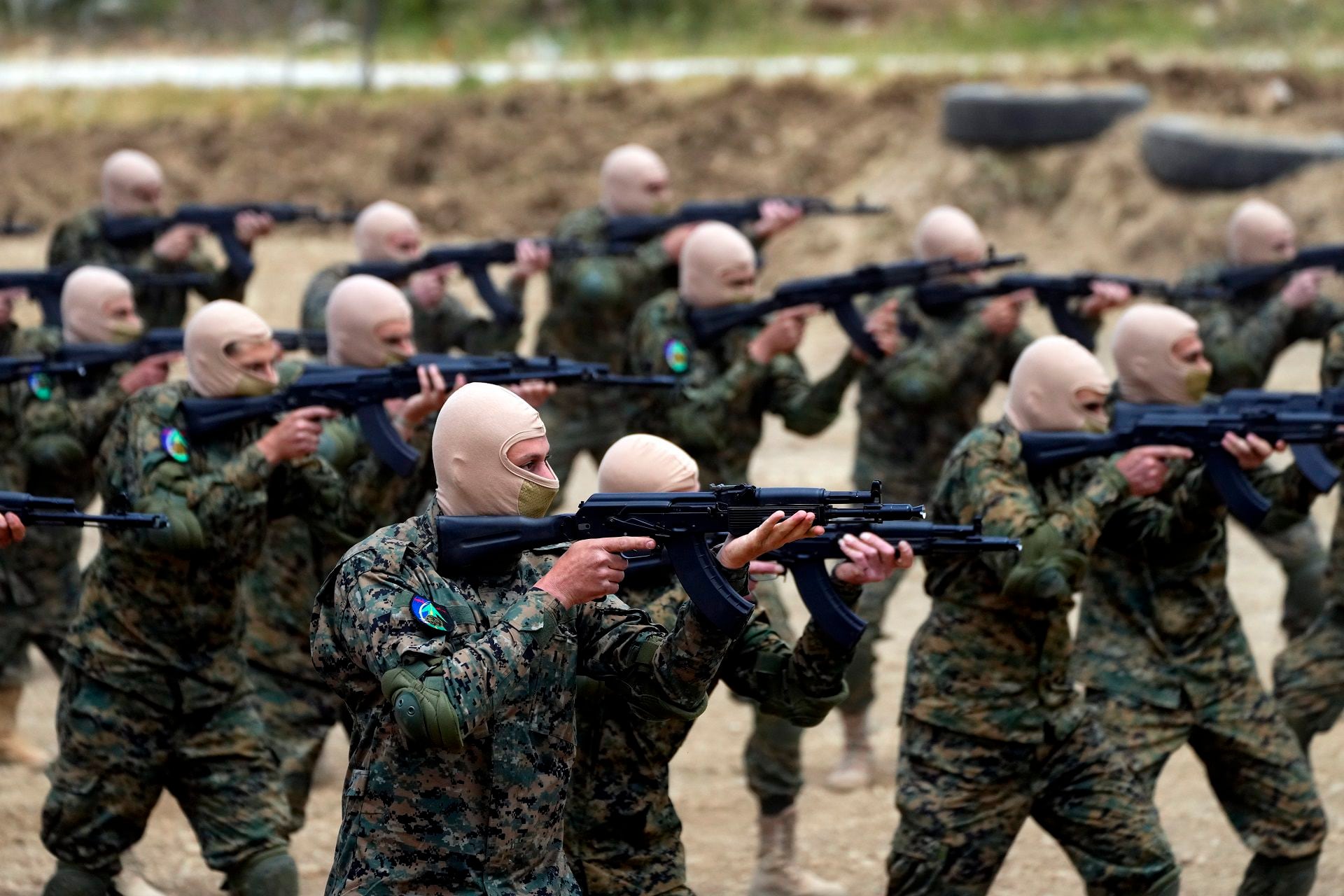 Combatientes del grupo militante libanés Hezbollah llevan a cabo un ejercicio de entrenamiento en la aldea de Aaramta, en el distrito de Jezzine, sur del Líbano, domingo 21 de mayo de 2023 (AP/Hassan Ammar/Archivo)