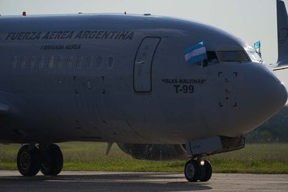 La aeronave fue tripulada, además del personal militar, por dos comandantes de la empresa Aerolíneas Argentinas que colaboran con el entrenamiento