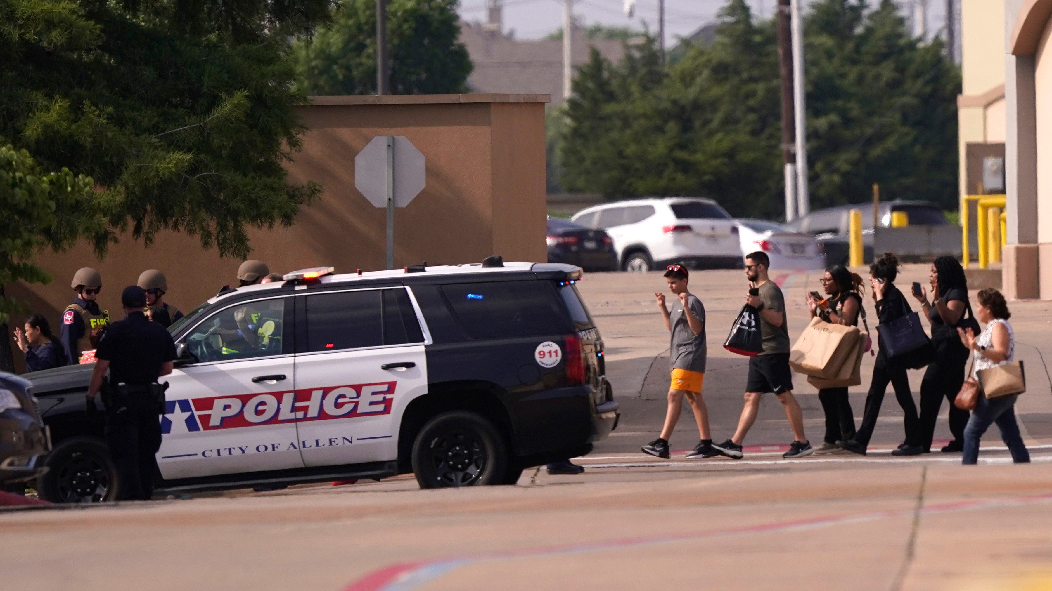 Gente con las manos en alto a la salida de un centro comercial tras reportes de un tiroteo el sábado 6 de mayo de 2023 en Allen, Texas. (AP Foto/LM Otero)