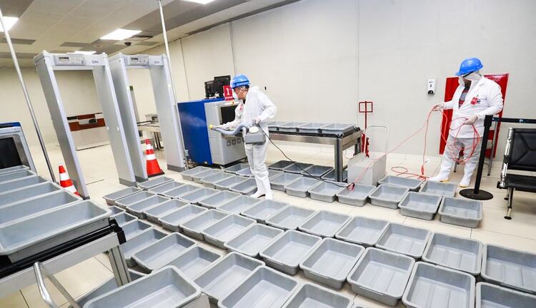  Las medidas de salud pública también restringen la actividad económica. Poner más dinero en manos de los consumidores hará poco para compensar este lastre.