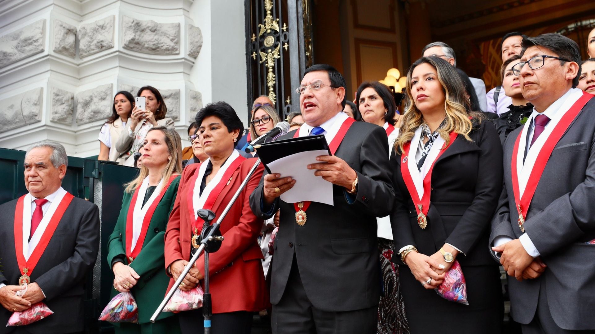 El presidente de la República, Alejandro Soto, recibió al Señor de los Milagros en los exteriores y dedicó algunas palabras| Congreso