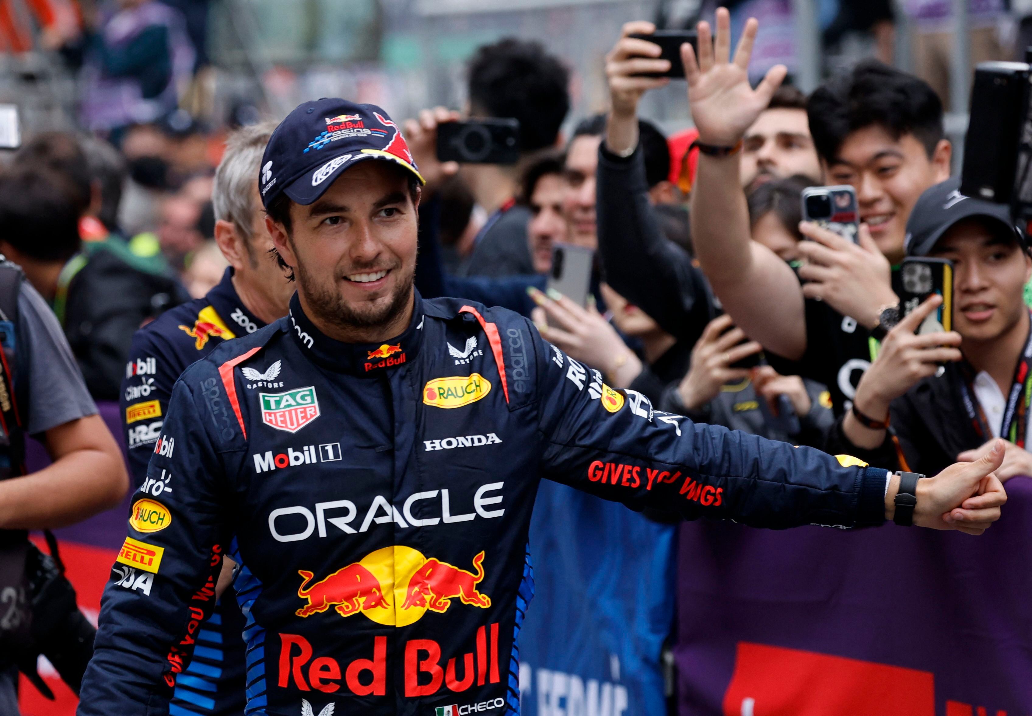 El piloto mexicano, Checo Pérez, adelanta a Daniel Ricciardo en el ranking histórico de puntos (REUTERS/Tyrone Siu)
