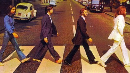 De acuerdo con LeBauf, en la portada del álbum Abby Road, McCartney no utiliza calzado porque está interpretando un cadáver y la placa del álbum señala la edad que Paul tendría si hubiera estado vivo cuando el álbum se estrenó. (Foto: Archivo)