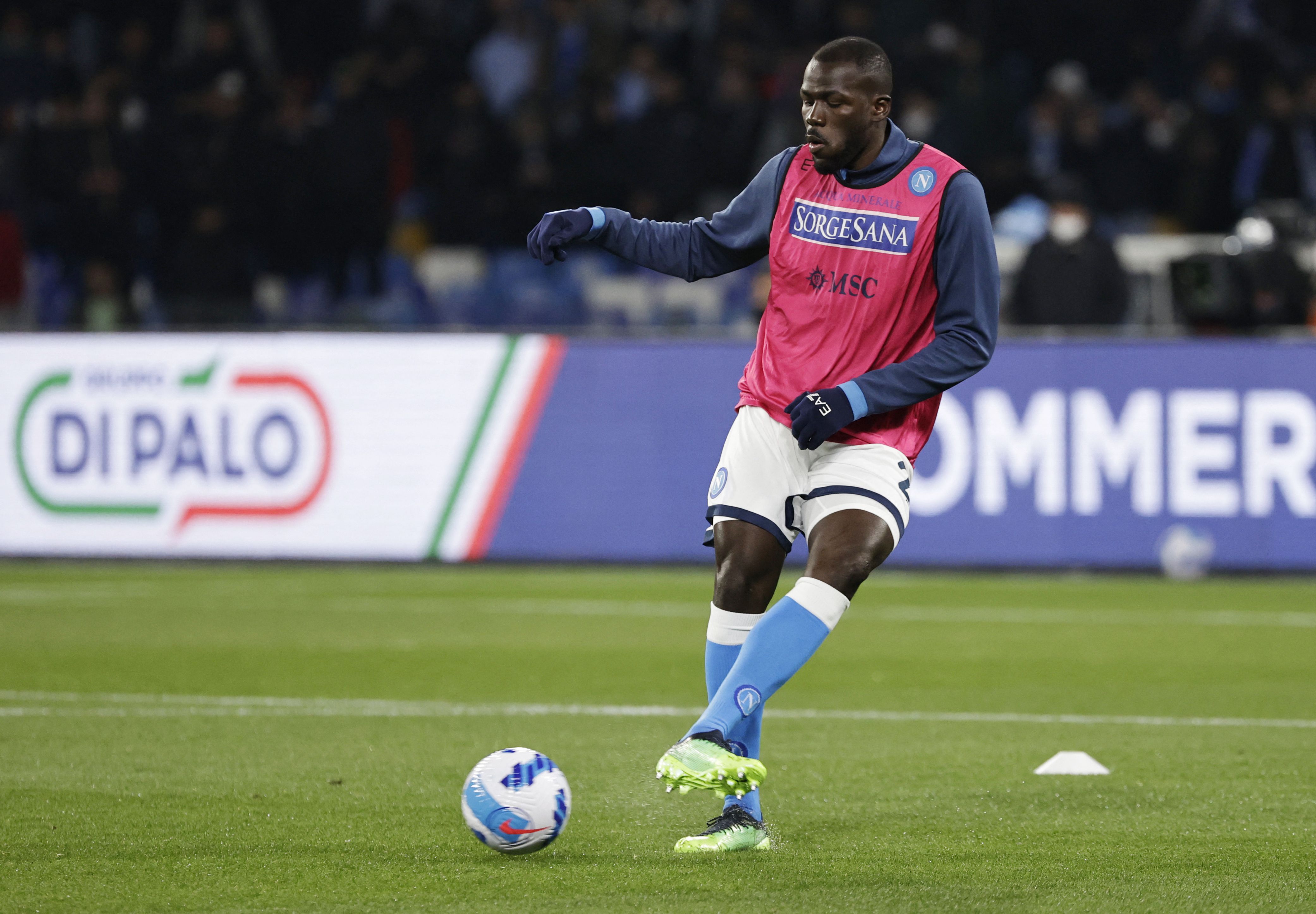 Kalidou Koulibaly recibió insultos racistas durante el último compromiso del Napoli ante Atalanta en Bergamo. Foto: REUTERS/Ciro De Luca