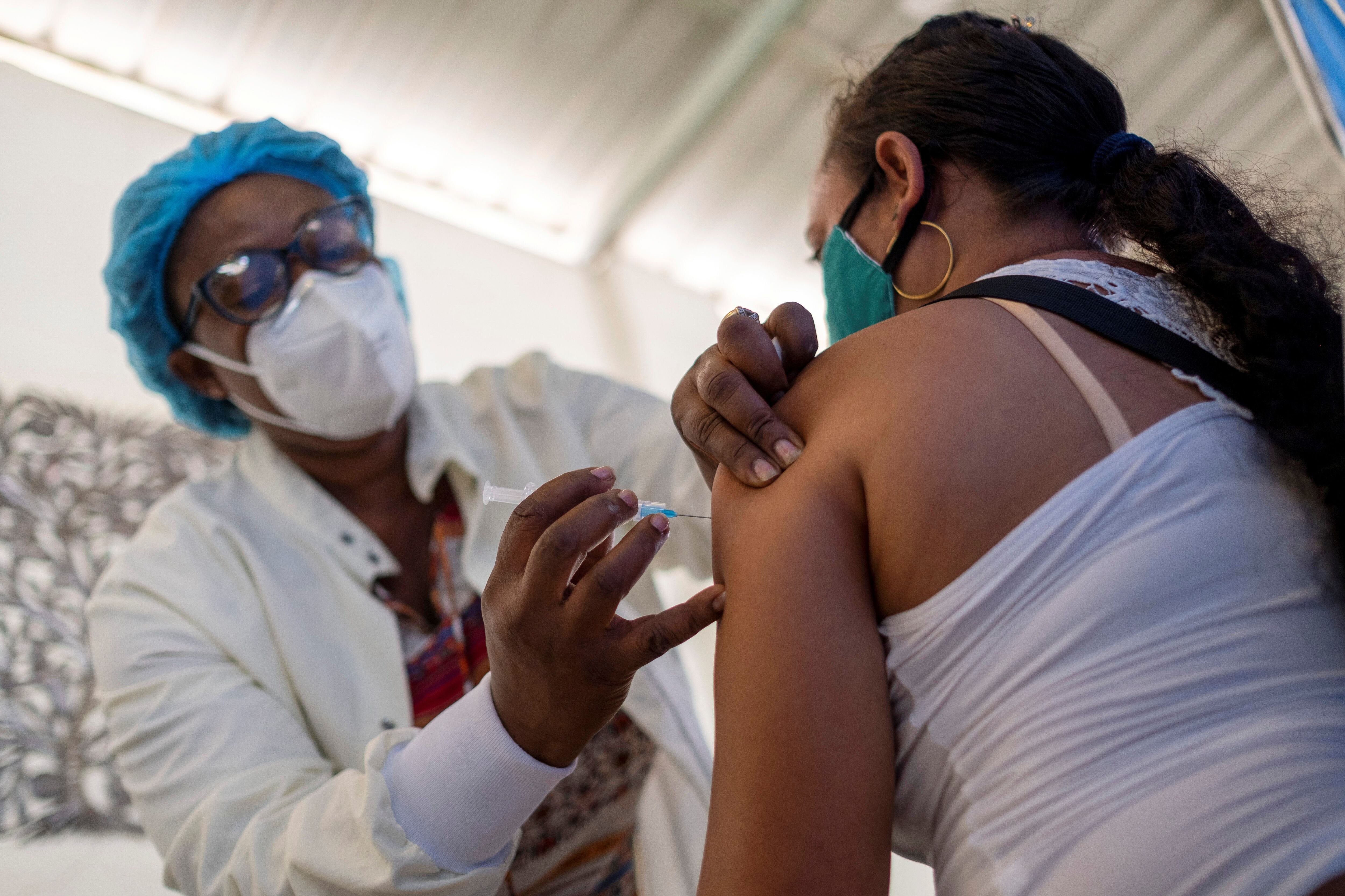 Vacunarse contra el COVID-19 previene cuadros severos, que son los que más padecen la infección por hongos oportunistas (REUTERS/Ricardo Arduengo)
