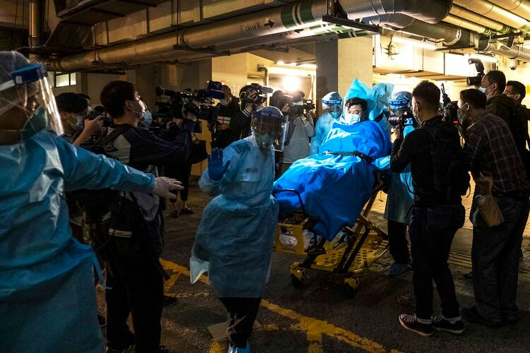 Paramédicos transportan al presunto primer paciente del coronavirus de Wuhan en Hong Kong, el miércoles 22 de enero de 2020. (Lam Yik Fei/The New York Times)