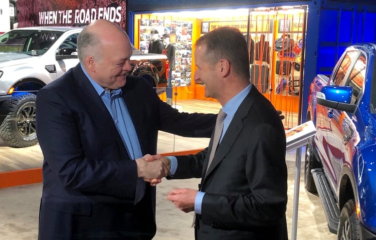 El CEO de Ford, Jim Hackett, estrecha la mano del líder de Volkswagen, Herbert Diess (Reuters)