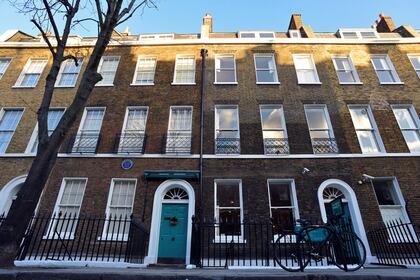 La casa donde vivió Charles Dickens en Londres que hoy es un museo dedicado al escrito (REUTERS/Toby Melville)