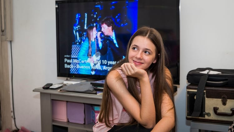 Leila en 2019, de fondo, en la pantalla, ella y el beatle en el concierto de 2016 (Julieta Ferrario)