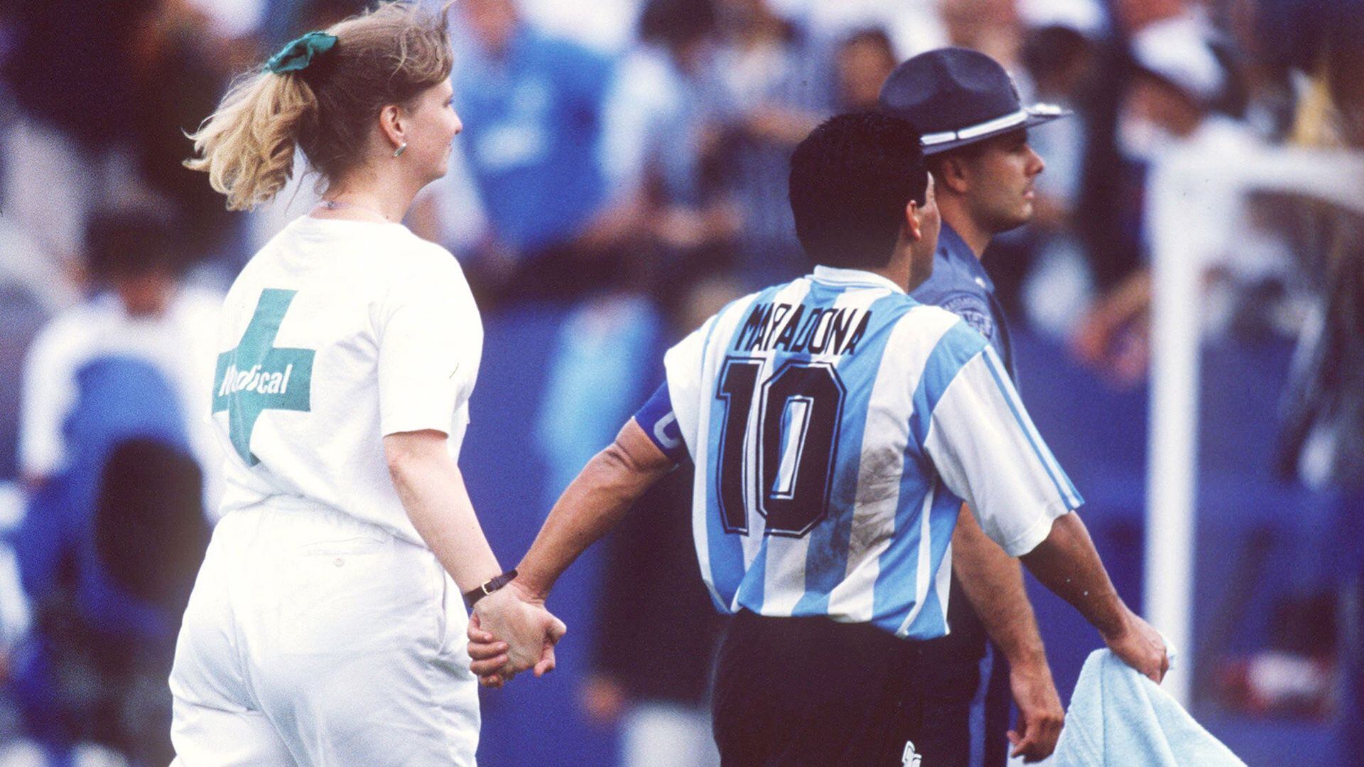 El momento en el que Maradona abandona el campo frente a Nigeria para concurrir al control antidóping (Foto: Getty)