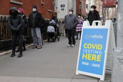 FOTO DE ARCHIVO: Gente haciendo cola para una prueba de COVID-19 mientras la variante del coronavirus ómicron continúa propagándose en Manhattan, Nueva York, Estados Unidos, 21 de diciembre de 2021. REUTERS/Andrew Kelly/