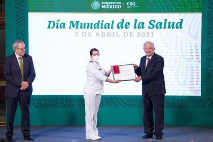 Tte. Cor. Enfermera Martha Karina Martínez Espinosa recibe el premio “Enfermera Refugio Esteves Reyes” (Foto: Presidencia de México)