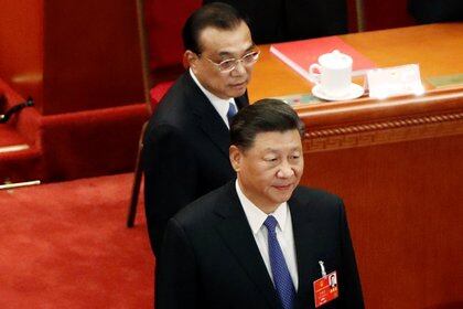 Chinese President Xi Jinping and Premier Li Keqiang arrive for the closing session of the National People's Congress (NPC) at the Great Hall of the People in Beijing, China May 28, 2020. REUTERS/Carlos Garcia Rawlins