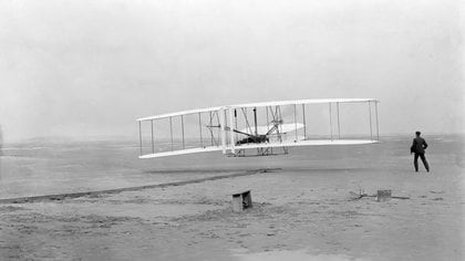 Los hermanos Wilbur y Orville Wright realizaron el primer vuelo de un avión con motor en la Tierra el 17 de diciembre de 1903