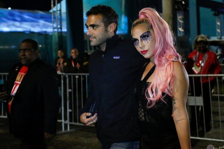 Lady Gaga y su novio en el Super Bowl en de Miami, el 2 de febrero pasado. 
