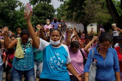 Foto de archivo de familiares de reos rezando fuera de la cárcel de Los Llanos, en Venezuela, tras un motín. 

May 2, 2020. REUTERS/Freddy Rodriguez/File Photo
PROHIBIDA SU REVENTA O SU USO COMO ARCHIVO
