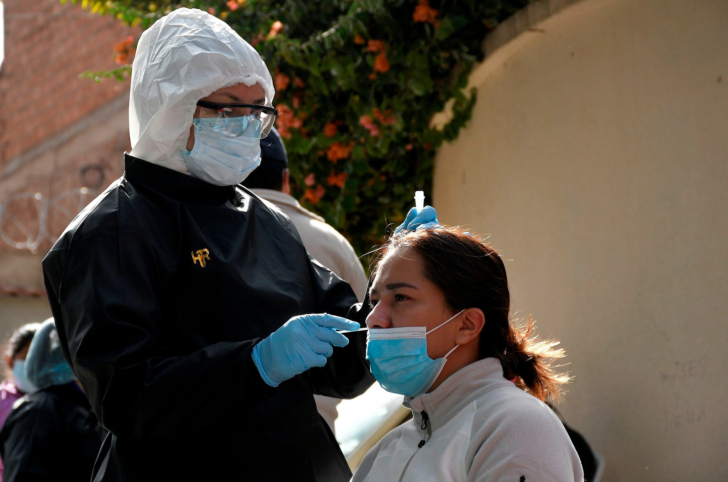 Una trabajadora de la salud toma una prueba antígeno contra la covid-19, en Cochabamba (Bolivia). EFE/Jorge Ábrego/Archivo 